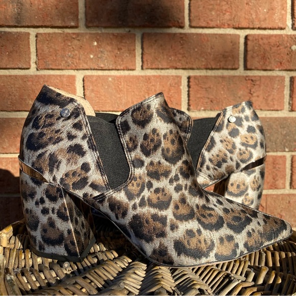 Antonio Melani Maxinee Animal Print Block 3" Heel Ankle Boots Size 8.5M - Picture 1 of 14